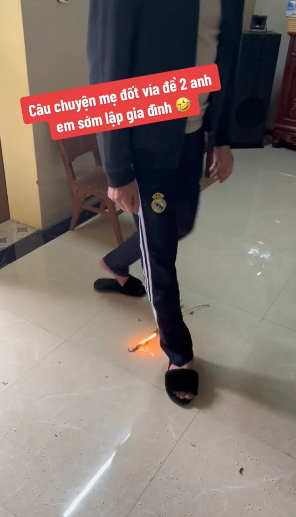 Thậm chí anh chàng còn phải bước qua bước lại đống lửa mấy lần. Hình ảnh hài hước sau khi đăng tải đã nhanh chóng thu hút sự chú ý lớn của người dùng mạng.