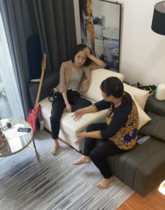 Sau khi người mẹ lên tận nhà mắng mỏ thì cô gái lại khá dửng dưng, cố gắng kiềm chế và xem như không nghe thấy.