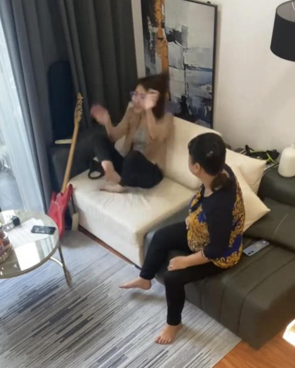 Tuy nhiên dường như không chịu được nữa nên cuối cùng cô gái cũng bỏ đi để mẹ ở lại tức giận. Ảnh: Tổng hợp