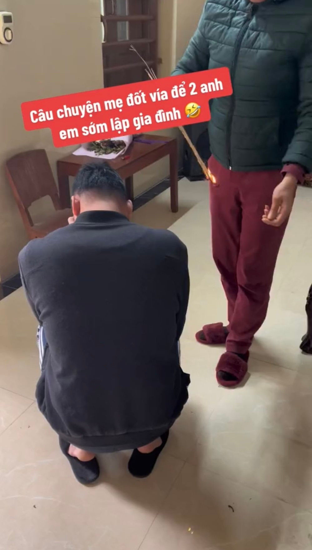 Với những hội ế khoảng 29,30 tuổi bố mẹ luôn mong ngóng các con sớm lập gia đình. Như mới đây, mạng xã hội chia sẻ đoạn clip cảnh người mẹ rắc muối và giải vía xung quanh người con mong con sớm lập gia đình gây chú ý.