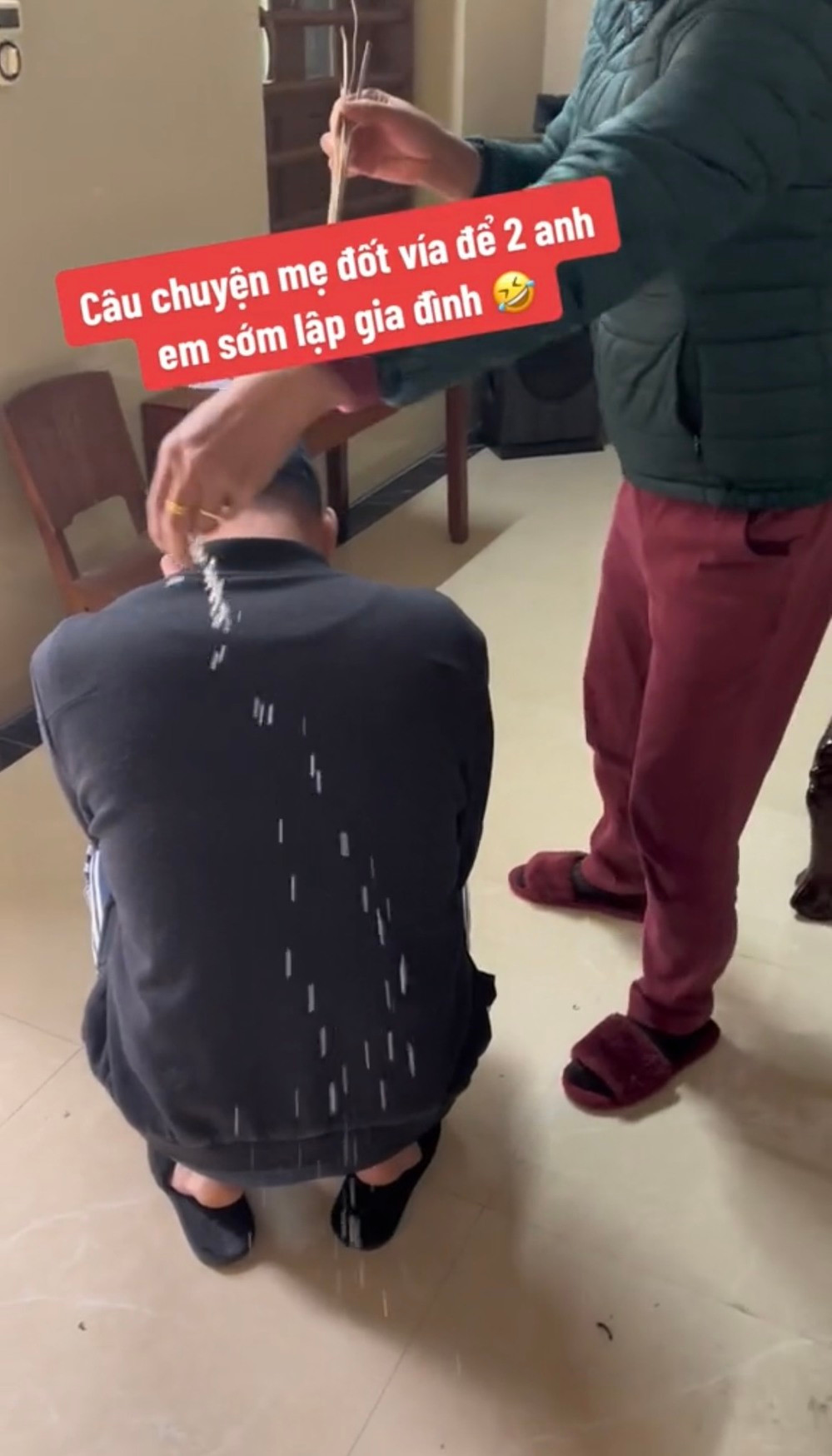 Theo đó gia đình này có hai anh em đều đã lớn tuổi, người anh trai năm nay 30 tuổi có nhà có xe đầy đủ, lại rất tâm lý nhưng vẫn “ế”. Còn cô gái cũng đã 29 tuổi mà chưa có động tĩnh gì nên mẹ cực kỳ sốt ruột và mong muốn thoát ế cho cả hai.