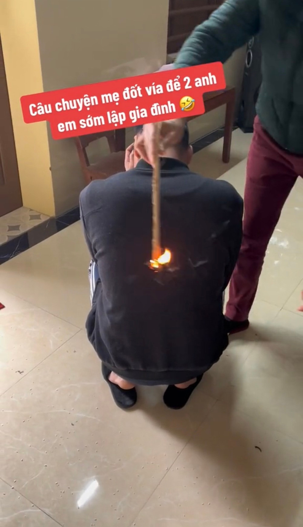 Sau khi làm đủ biện pháp không được, bà đã phải dùng đến tuyệt chiêu cuối cùng là giải vía và rắc muối cho con. người mẹ cực kỳ tâm huyết bà với tuyệt chiêu này. Bà thậm chí còn cầm nắm muối rắc thành vòng tròn xung quanh người con.