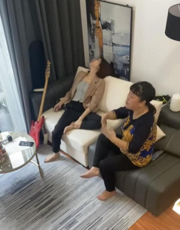 Được biết, đây là chàng trai mẹ đã cố gắng sắp xếp. Chàng trai này còn kiên nhẫn ngồi chờ cô gái tới 4-5 tiếng đồng hồ ở quê nhưng cô gái nhất quyết không về.