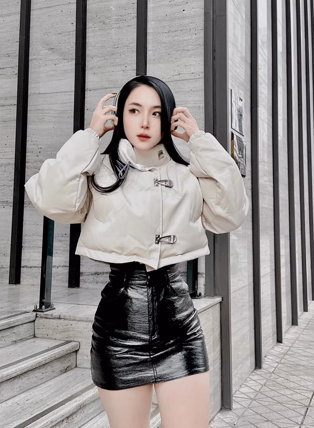 Cô được chú ý nhiều hơn cả sau khi kết hôn cùng nam ca, nhạc sĩ Khắc Việt. Ảnh: FBNV