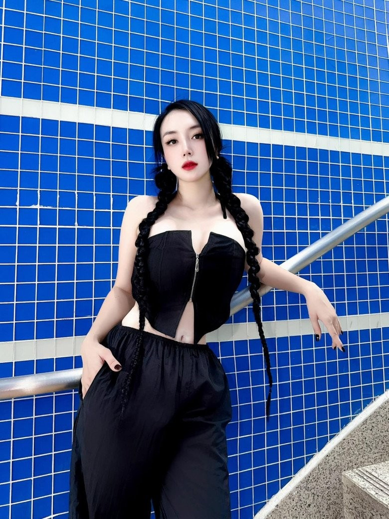 Cô chủ yếu chuộng những dáng áo có thể tôn được ưu điểm vòng 1 "hiếm có khó tìm" của mình.