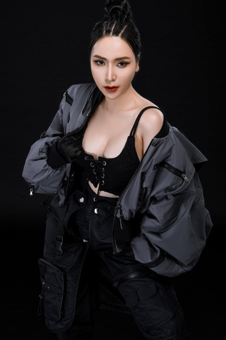 Với số đo ấn tượng là 96 - 60 - 90 (cm), nữ DJ xinh đẹp có thể diện đẹp bất cứ loại trang phục nào