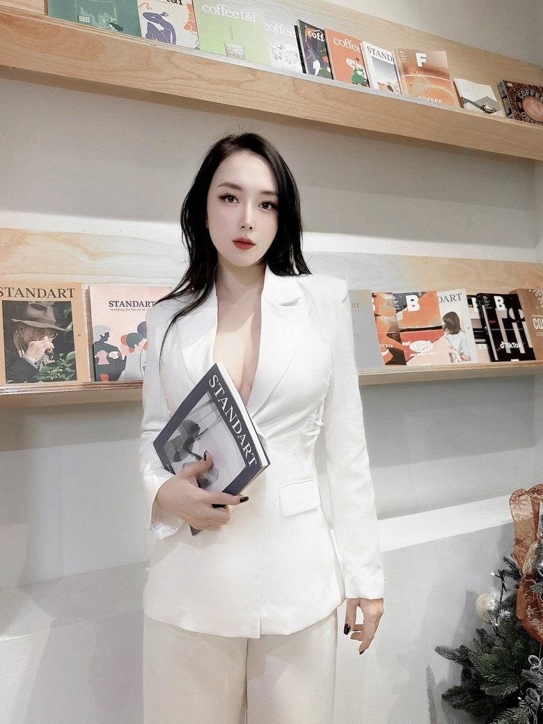 Sau khi kết hôn, người đẹp tự tiết chế lại hình ảnh của bản thân, vẫn quyến rũ nhưng trong chừng mực.