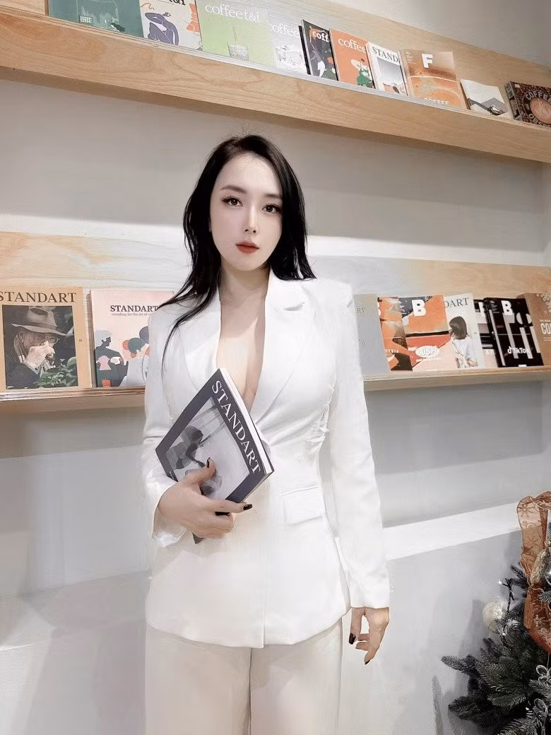 Sau khi kết hôn, người đẹp tự tiết chế lại hình ảnh của bản thân, vẫn quyến rũ nhưng trong chừng mực.