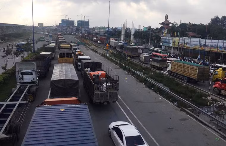 Do chiếc xe gây tai nạn và nhiều khối bê tông phân cách, dầu nhớt nằm ngổn ngang chắn giữa đường nên giao thông qua khu vực bị tắc nghẽn hết sức nghiêm trọng...