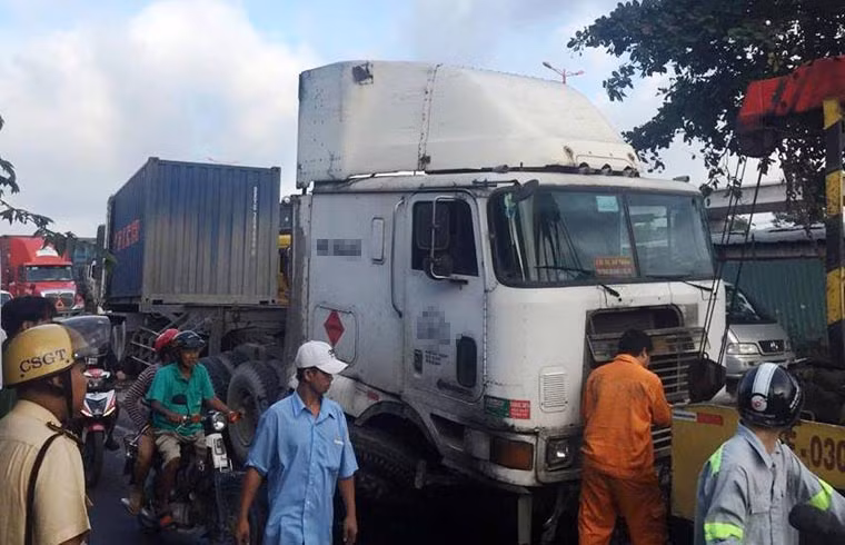 Khi vừa qua khỏi Khu du lịch Suối Tiên (phường Tân Phú, quận 9), bất ngờ chiếc xe chao đảo, lao sang phải, tông hàng loạt dải phân cách và phóng thẳng qua làn đường xe máy.