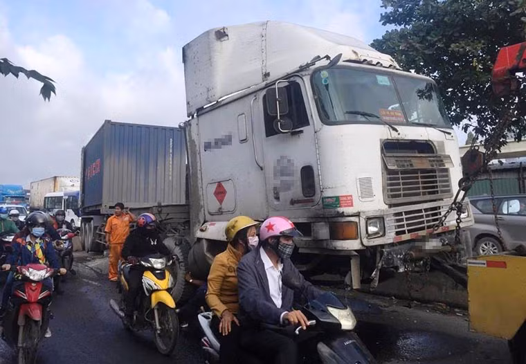 Bước đầu khai nhận với lực lượng Công an, tài xế gây tai nạn cho biết do...ngủ gật. Hiện vụ việc đang được nhà chức trách điều tra, làm rõ để xử lý.