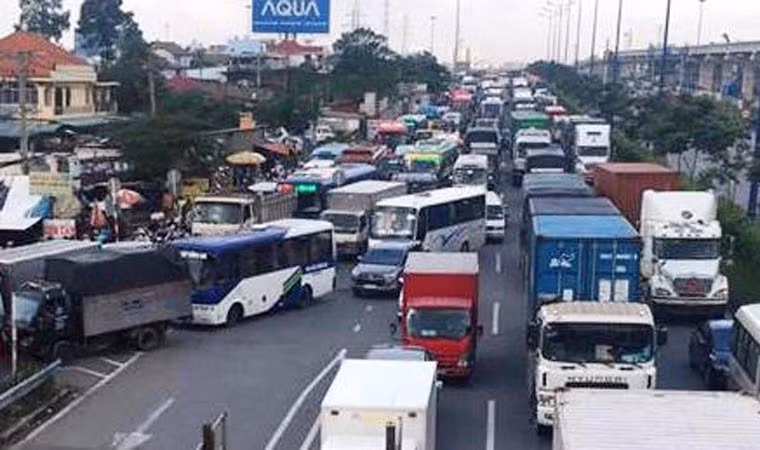 "Thời điểm đó đường còn vắng, không có xe máy chạy ngang nên may mắn không gây tai nạn cho người đi đường. Tuy nhiên hiện trường lúc đó vô cùng hỗn độn, dầu nhớt, bê tông văng ngổn ngang giữa đường", anh Khôi, người chạy xe ôm tại khu vực nói trên kể lại.