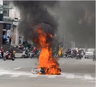 Chiếc xe máy được cho là đang dừng đèn đỏ ở ngã tư thì bốc cháy, rất may chủ xe đã kịp chạy ra ngoài trước khi xảy ra vụ cháy.