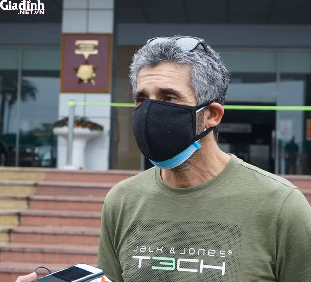 Video: Benh nhan nguoi Phap cam on bac si Viet chua khoi COVID-19