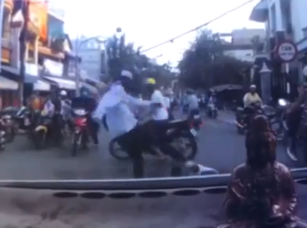 Video: Nam thanh nien danh nguoi tu vong sau khi va cham giao thong