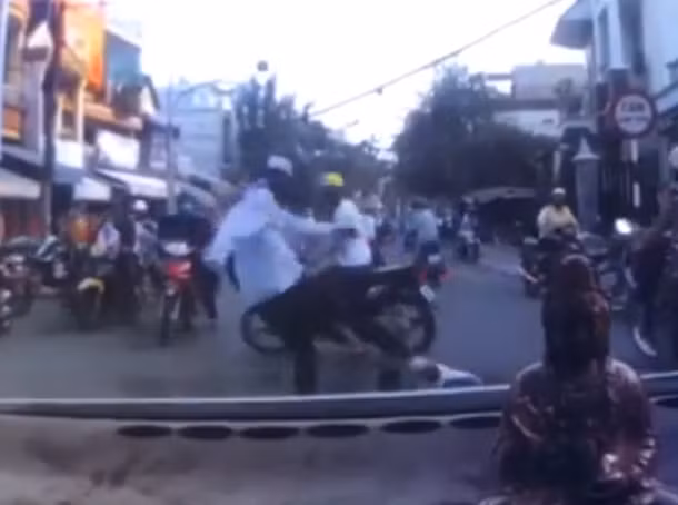 Video: Nam thanh nien danh nguoi tu vong sau khi va cham giao thong