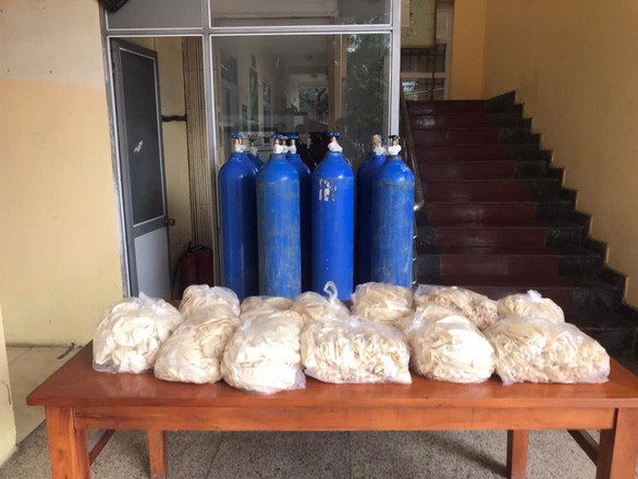 Tại thời điểm kiểm tra, lực lượng chức năng đã phát hiện tại quán 35 quả “bóng cười” đã qua sử dụng, 12 bình N20 (khí cười), 2.500 vỏ bóng cao su, 34 chai rượu, 4 thùng shisa không có hóa đơn chứng minh nguồn gốc xuất xứ. (Ảnh: Tuoitre)