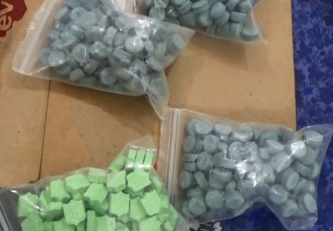 Tại hiện trường, lực lượng công an thu giữ 1 túi nilon màu trắng bên trong chứa chất bột màu vàng là ma túy loại kẹo, 1 gói giấy màu vàng chứa 2 viên nén màu hồng là ma túy tổng hợp và 2 gói cỏ. Qua kiểm tra nhanh, có 3 đối tượng dương tính với chất ma túy. (Ảnh minh họa)