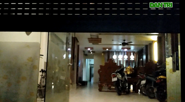 Trao đổi về vấn đề liên quan đến quán karaoke trên, một lãnh đạo UBND thị xã Từ Sơn cho biết, sẽ lập đoàn kiểm tra nếu phát hiện các quán karaoke vi phạm sẽ nhắc nhở, thậm chí là rút giấy phép kinh doanh. Còn đối với cán bộ quản lý ở địa bàn mà để xảy ra vi phạm, chúng tôi sẽ xử lý nghiêm. (Ảnh: Cửa sau quán Karaoke Sao Băng vẫn mở cửa đón khách. Nguồn: Dantri)