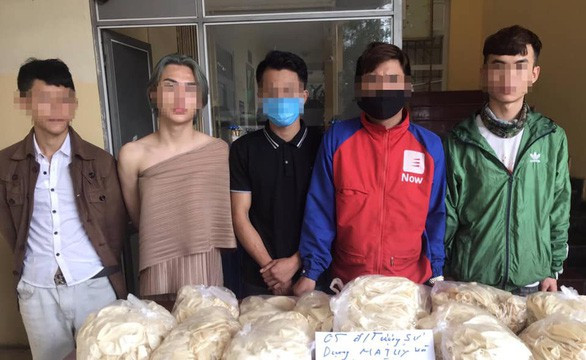 Bất chấp lệnh cấm để phòng dịch, quán bar ở Hà Nội lén lút hoạt động: Ngày 25/3, công an quận Cầu Giấy, Hà Nội đã kiểm tra quán Bar 3.14 Lounge (phường Dịch Vọng, quận Cầu Giấy) lén lút hoạt động sau quy định tạm dừng hoạt động của UBND TP Hà Nội phát hiện bên trong quán có 17 nhân viên cùng 35 khách trong đó có 5 người dương tính với ma túy. (Ảnh: Tuoitre)