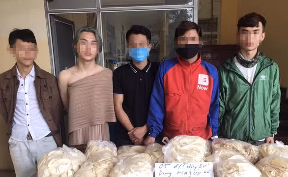 Bất chấp lệnh cấm để phòng dịch, quán bar ở Hà Nội lén lút hoạt động: Ngày 25/3, công an quận Cầu Giấy, Hà Nội đã kiểm tra quán Bar 3.14 Lounge (phường Dịch Vọng, quận Cầu Giấy) lén lút hoạt động sau quy định tạm dừng hoạt động của UBND TP Hà Nội phát hiện bên trong quán có 17 nhân viên cùng 35 khách trong đó có 5 người dương tính với ma túy. (Ảnh: Tuoitre)