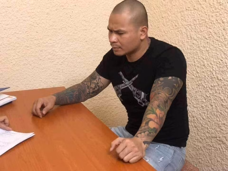 Theo cảnh sát, Quang thường quy tụ nhiều thanh niên cộm cán ngoại tỉnh về nhà riêng ở quận Cầu Giấy, Hà Nội, để hoạt động cho vay nặng lãi, đòi nợ thuê. Người này có quan hệ thân thiết với Khá "Bảnh", Huấn "Hoa Hồng"...