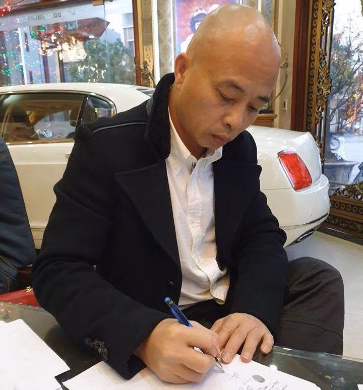 Ông Thía là chồng của bà Trịnh Thị Minh Thúy, SN 1970, Trưởng phòng Trung tâm phát triển quỹ đất và kỹ thuật tài nguyên (Sở TN&amp;MT). (Ảnh Đường "Nhuệ")