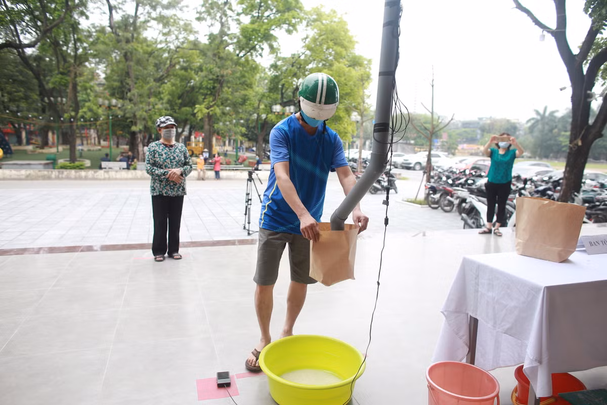 Can canh cay “ATM gao” dau tien o Ha Noi-Hinh-4