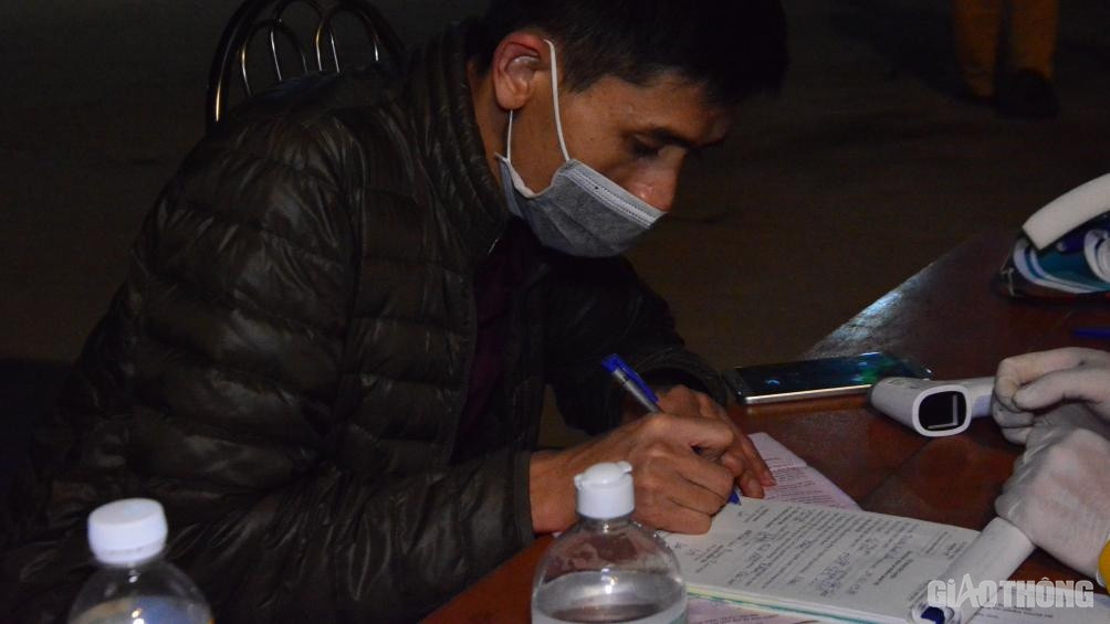 Un dai 6km tai cua ngo vao Quang Ninh, tai xe phai cho 4-6 tieng de kiem tra dich-Hinh-10