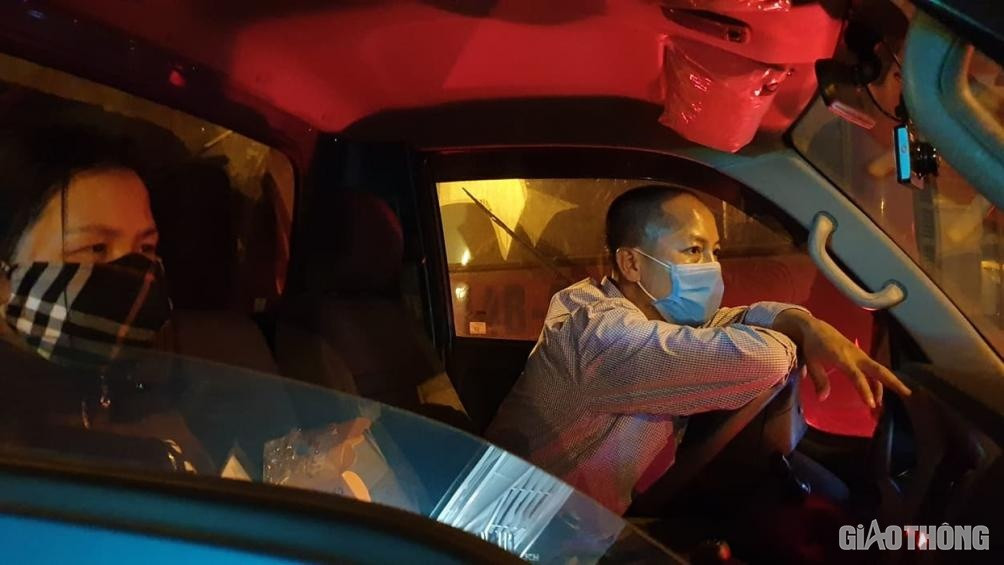 Un dai 6km tai cua ngo vao Quang Ninh, tai xe phai cho 4-6 tieng de kiem tra dich-Hinh-7