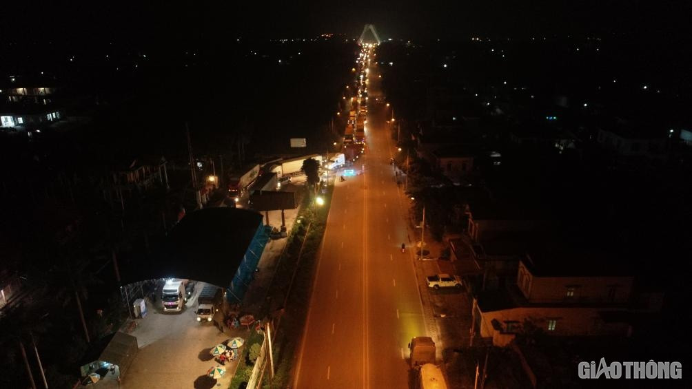 Un dai 6km tai cua ngo vao Quang Ninh, tai xe phai cho 4-6 tieng de kiem tra dich-Hinh-2