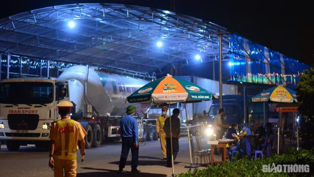 Un dai 6km tai cua ngo vao Quang Ninh, tai xe phai cho 4-6 tieng de kiem tra dich-Hinh-9