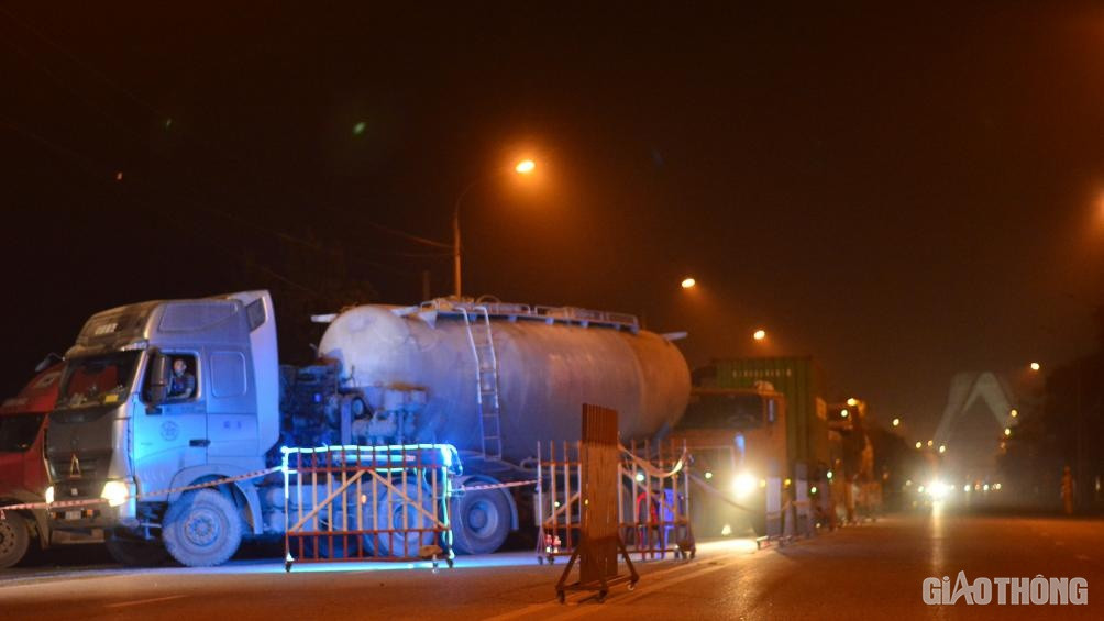 Un dai 6km tai cua ngo vao Quang Ninh, tai xe phai cho 4-6 tieng de kiem tra dich-Hinh-3