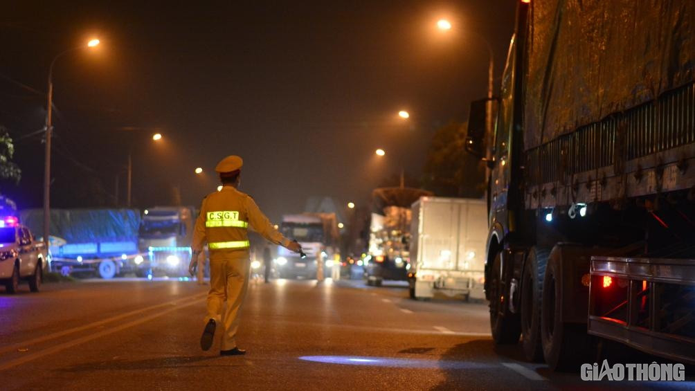 Un dai 6km tai cua ngo vao Quang Ninh, tai xe phai cho 4-6 tieng de kiem tra dich-Hinh-5