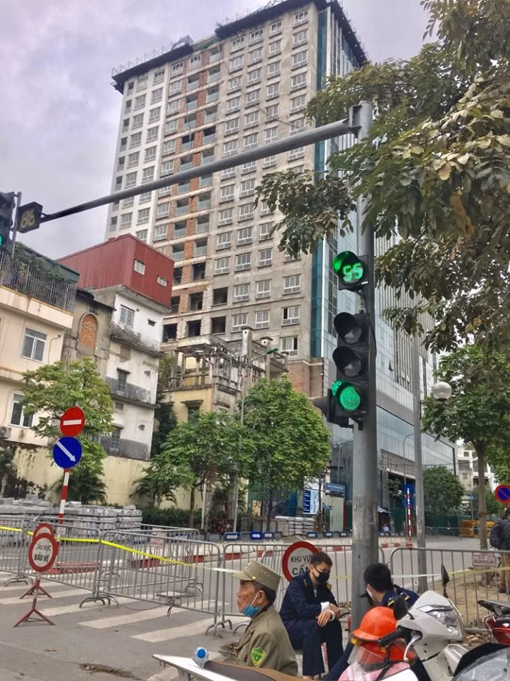 Ha Noi: Phong toa duong Tran Phu, pha do tang 17 va 18 nha 8B Le Truc-Hinh-9