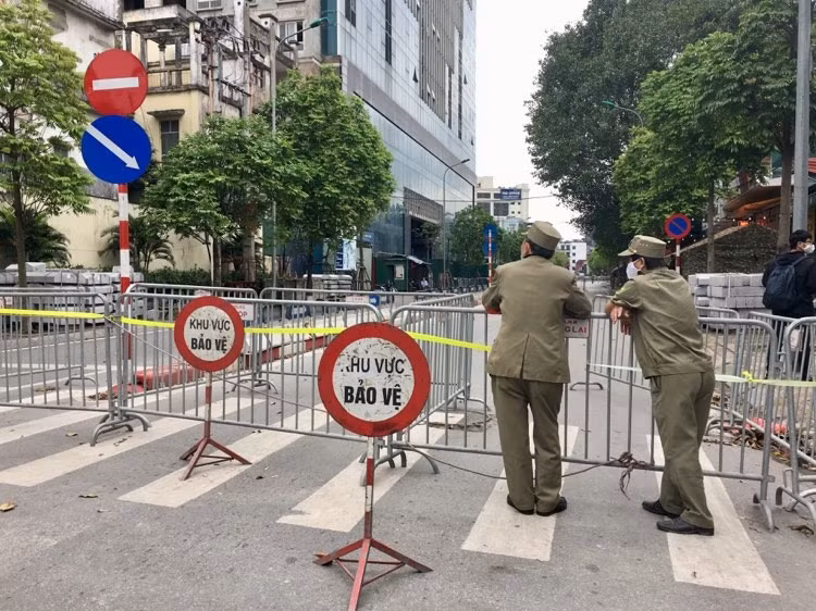 Ha Noi: Phong toa duong Tran Phu, pha do tang 17 va 18 nha 8B Le Truc-Hinh-8