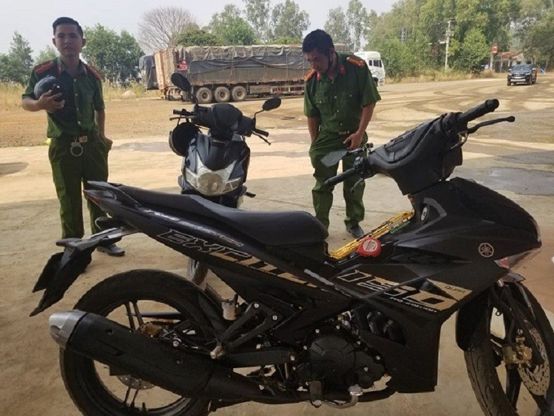 Đến gần 14h cùng ngày (1/4), trong khi chờ phương tiện chở người về cách ly, Tùng bất ngờ nhảy lên ô tô tải đang nổ máy của một chủ phương tiện đang vào khai báo y tế và lái xe bỏ chạy bị lực lượng CSGT đuổi theo chặn xe nên Tùng đã lái xe tông vào xe công an, rồi nhảy xuống đánh trúng mặt một chiến sĩ CSGT bị thương rồi bỏ chạy và bị bị vào tối cùng ngày. (Xe máy của nam thanh niên để lại trước khi bỏ trốn. Ảnh: Plo)