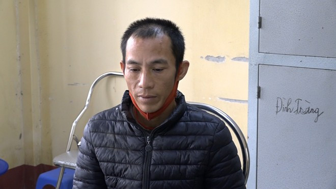 Tại cơ quan công an, đối tượng khai tên là Trần Văn Sơn (SN1981) là người dân địa phương. Đối tượng Sơn mới mãn hạn tù cách đây không lâu do liên quan đến ma túy và có 2 tiền án về tội mua bán, tàng trữ trái phép chất ma túy ở các năm 2012 và 2018. (Ảnh: Công an nhân dân)