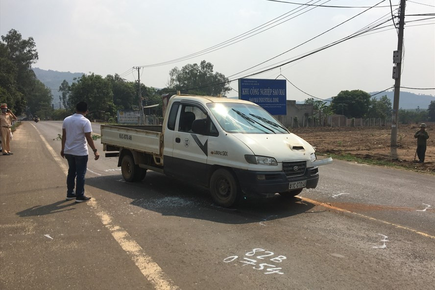 Đến khu vực Sao Mai (giáp ranh hai tỉnh Gia Lai và Kon Tum) được lực lượng chức năng của tỉnh Kon Tum đề nghị vào làm thủ tục khai báo y tế, kiểm tra thân nhiệt và sẽ bị cách ly nhưng Tùng không hợp tác. (Ảnh: Laodong)