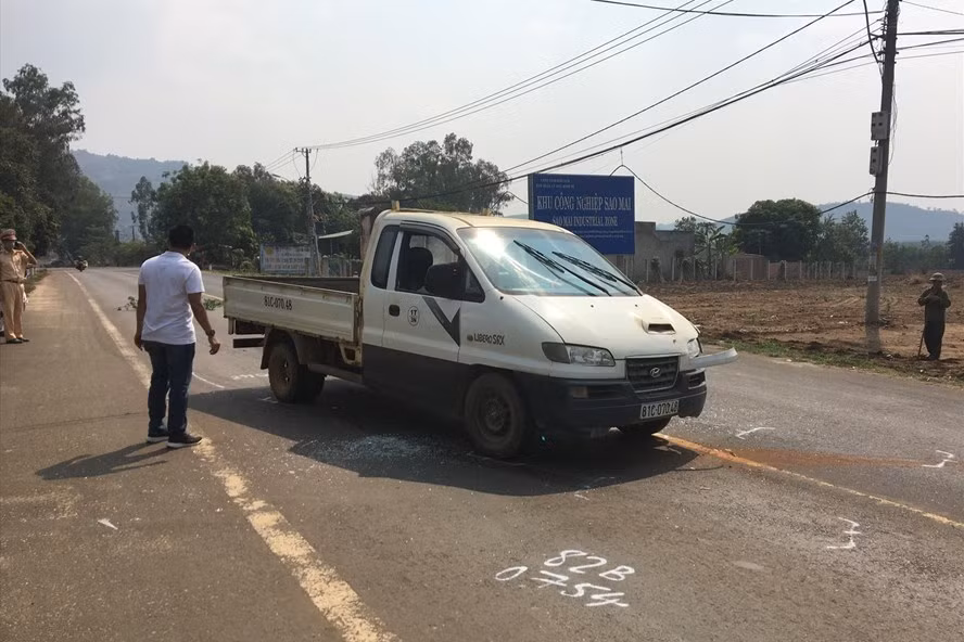 Đến khu vực Sao Mai (giáp ranh hai tỉnh Gia Lai và Kon Tum) được lực lượng chức năng của tỉnh Kon Tum đề nghị vào làm thủ tục khai báo y tế, kiểm tra thân nhiệt và sẽ bị cách ly nhưng Tùng không hợp tác. (Ảnh: Laodong)