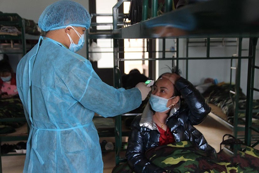 Sau đó, cơ quan chức năng tỉnh Lạng Sơn đã đi tìm và xác định được bà D. ở khu vực cửa khẩu Pò Chài (Trung Quốc) đối diện cửa khẩu Tân Thanh (Lạng Sơn). Ngày 12/2, bà D. đã được đưa về Việt Nam và vào một khu cách ly khác trên địa bàn tỉnh Lạng Sơn. (400 người Việt Nam từ Trung Quốc trở về qua Cửa khẩu quốc tế Hữu Nghị ở tỉnh Lạng Sơn được cách ly trong vòng 14 ngày. Ảnh: Vietnamnet) 3 du học sinh Việt trốn khỏi khu cách ly ở Hàn Quốc. Nguồn: VTC Now