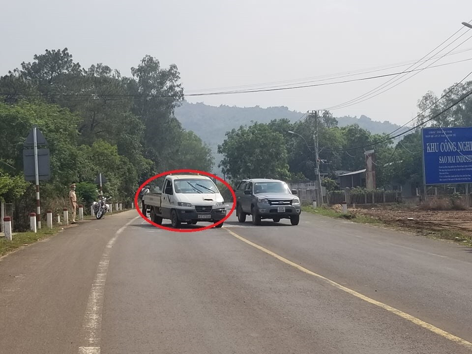  Nam thanh niên cướp ô tô, đánh CSGT để trốn cách ly: Khoảng 10h ngày 1/4, Chu Văn Tùng (20 tuổi, ở tỉnh Gia Lai) điều khiển xe máy BS 81U1 - 258.09 chạy từ hướng Gia Lai lên Kon Tum. (Ảnh: Chiếc xe bán tải mà đối tượng cướp trốn tránh kiểm soát phòng dịch. Nguồn: Baogiaothong)