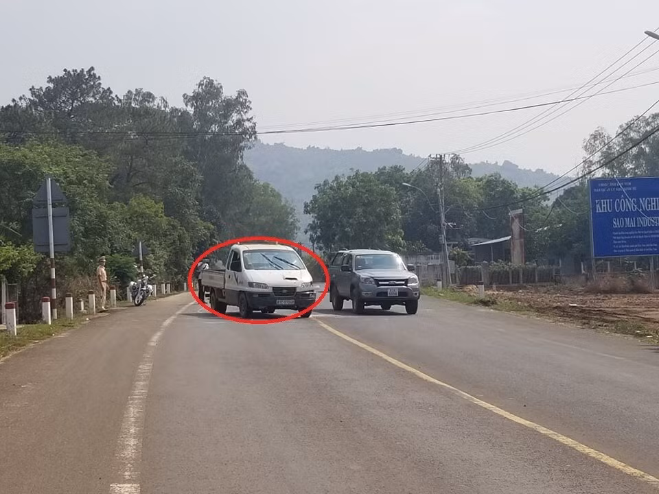  Nam thanh niên cướp ô tô, đánh CSGT để trốn cách ly: Khoảng 10h ngày 1/4, Chu Văn Tùng (20 tuổi, ở tỉnh Gia Lai) điều khiển xe máy BS 81U1 - 258.09 chạy từ hướng Gia Lai lên Kon Tum. (Ảnh: Chiếc xe bán tải mà đối tượng cướp trốn tránh kiểm soát phòng dịch. Nguồn: Baogiaothong)