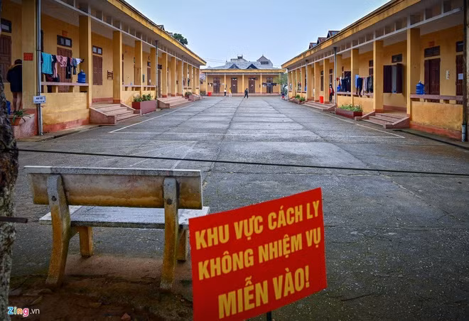  Trốn khỏi khu cách ly do nhớ chồng, lo việc bán hàng: Ngày 10/2, bà N.T.D. (SN 1976, ở huyện Thủy Nguyên, Hải Phòng) được xác định đã bỏ trốn khỏi khu vực cách ly phòng chống dịch Covid-19 tại Trung đoàn 123 thuộc Bộ Chỉ huy Quân sự tỉnh Lạng Sơn. (Khu vực cách ly tại Trung đoàn 123 ở tỉnh Lạng Sơn. Ảnh: Zing)