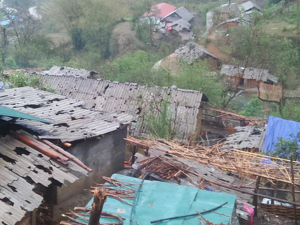 Chiều 24/4, trao đổi với PV Kiến Thức, ông Phàn A Tỏn - Chủ Tịch xã Bản Lang cho biết, trên địa bàn vừa xảy ra trận mưa đá trên diện rộng kèm theo giông lốc đã gây ảnh hưởng nghiêm trọng đến nhà cửa hoa màu, tài sản của người dân.