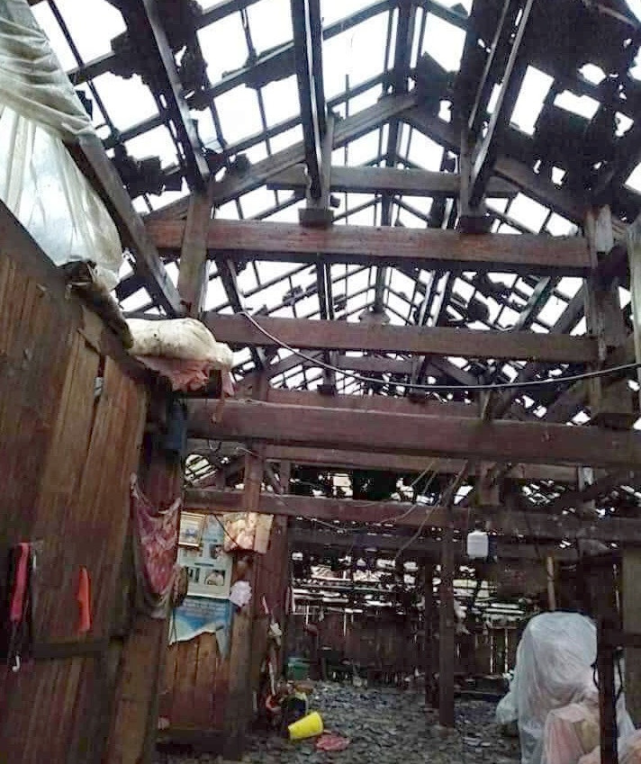 Mưa đá kèm theo gió lớn khiến nhiều ngôi nhà bị thủng mái, tốc mái trơ khung.