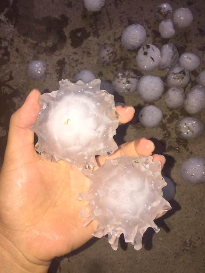 Hạt đá được người dân nhặt lại sau mưa.