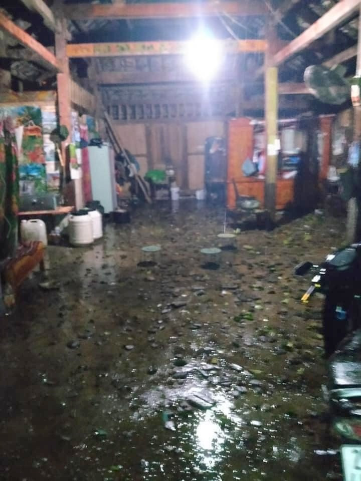 Người dân bất lực nhìn ngồi nhà bị tàn phá.