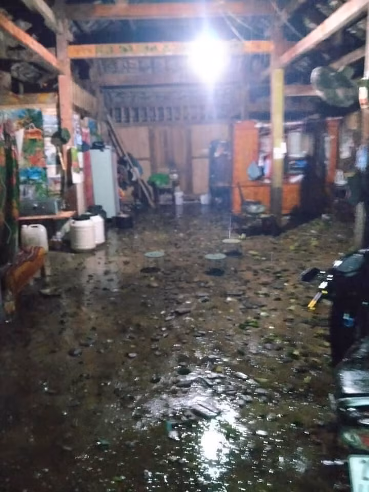 Người dân bất lực nhìn ngồi nhà bị tàn phá.