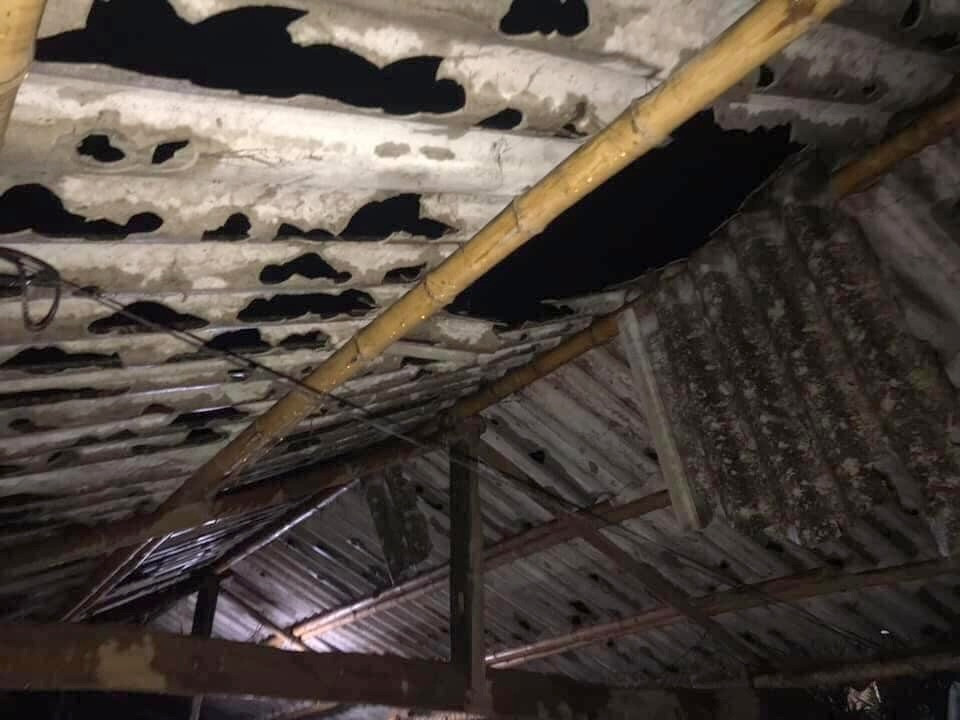 Theo đó, vào đêm 23, rạng sáng 24/4, trên địa bàn xã Bản Lang, xã Dào San, xã Mù Sang thuộc huyện Phong Thổ xuất hiện mưa đá kèm theo giông lốc làm hàng trăm diện tích cây cối, hoa màu và nhiều nhà dân bị thiệt hại nặng.